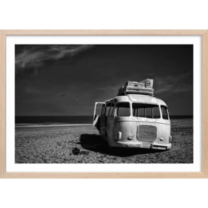 Affiche beached bus Affiche + cadre en bois - Chêne