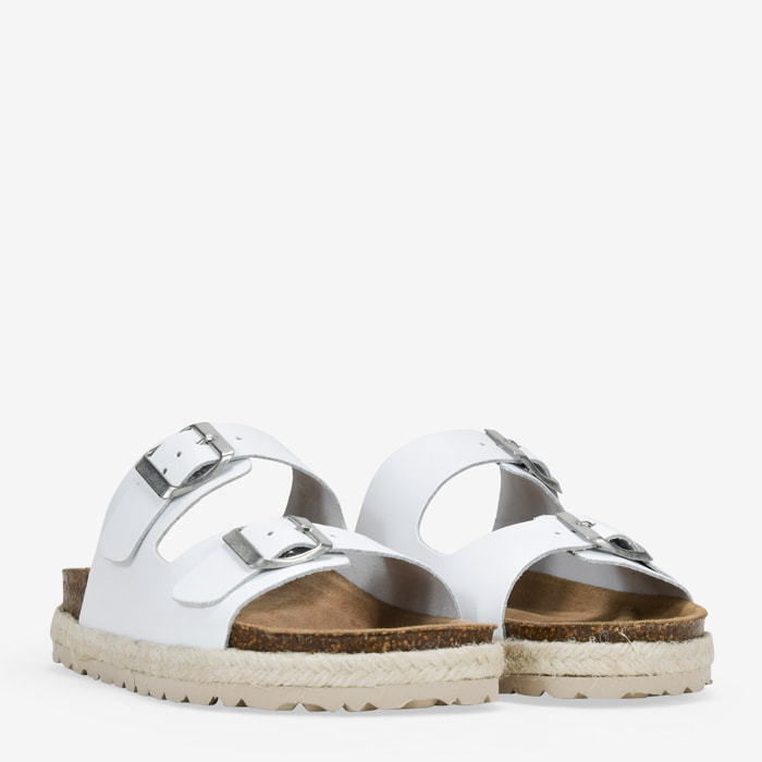 Sandalias planas de piel blancas con suela de corcho y esparto