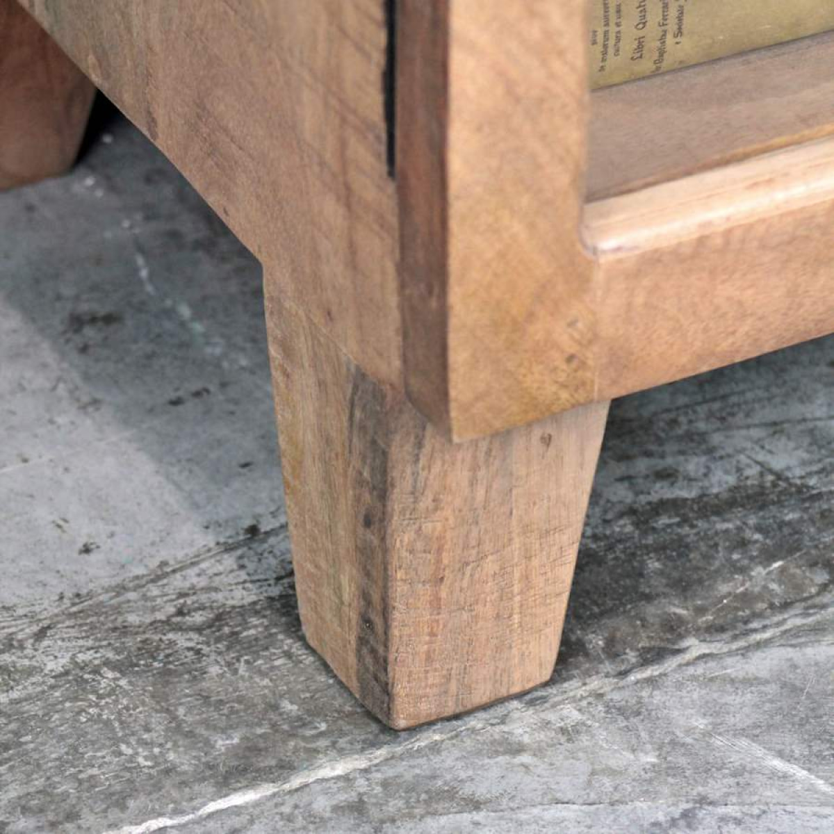 Vetrina Betty in legno di mango con 2 ante