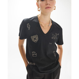 T-shirt con scollo a V, spacchi laterali, stampa in cotone e lino e mini borchie.