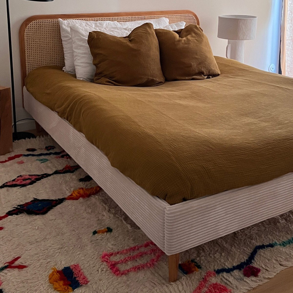 Lit en velours côtelé avec tête de lit en cannage - DALIA