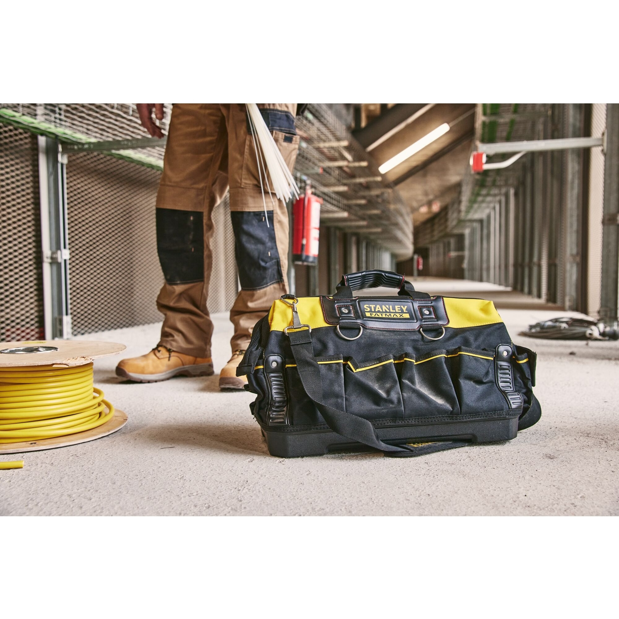 Sac à outils 45 cm Base rigide et résistante à l'eau avec bandoulière solide STANLEY FATMAX 1-93-950