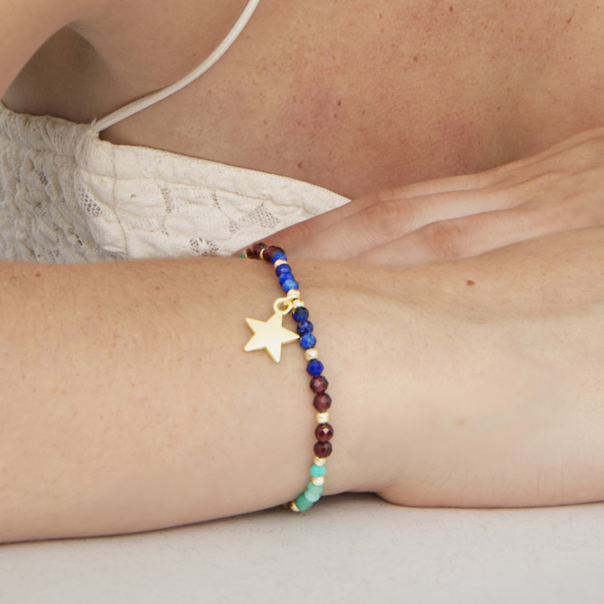 Pulsera de Cristal Multicolor acabada en oro amarillo de 18K