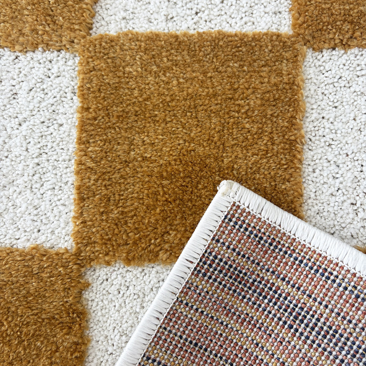PANTONE - Tapis ocre à motif damier TERRA DEL SOL