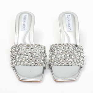 Sandali in simil pelle con tacco a rocchetto e fascia gioiello