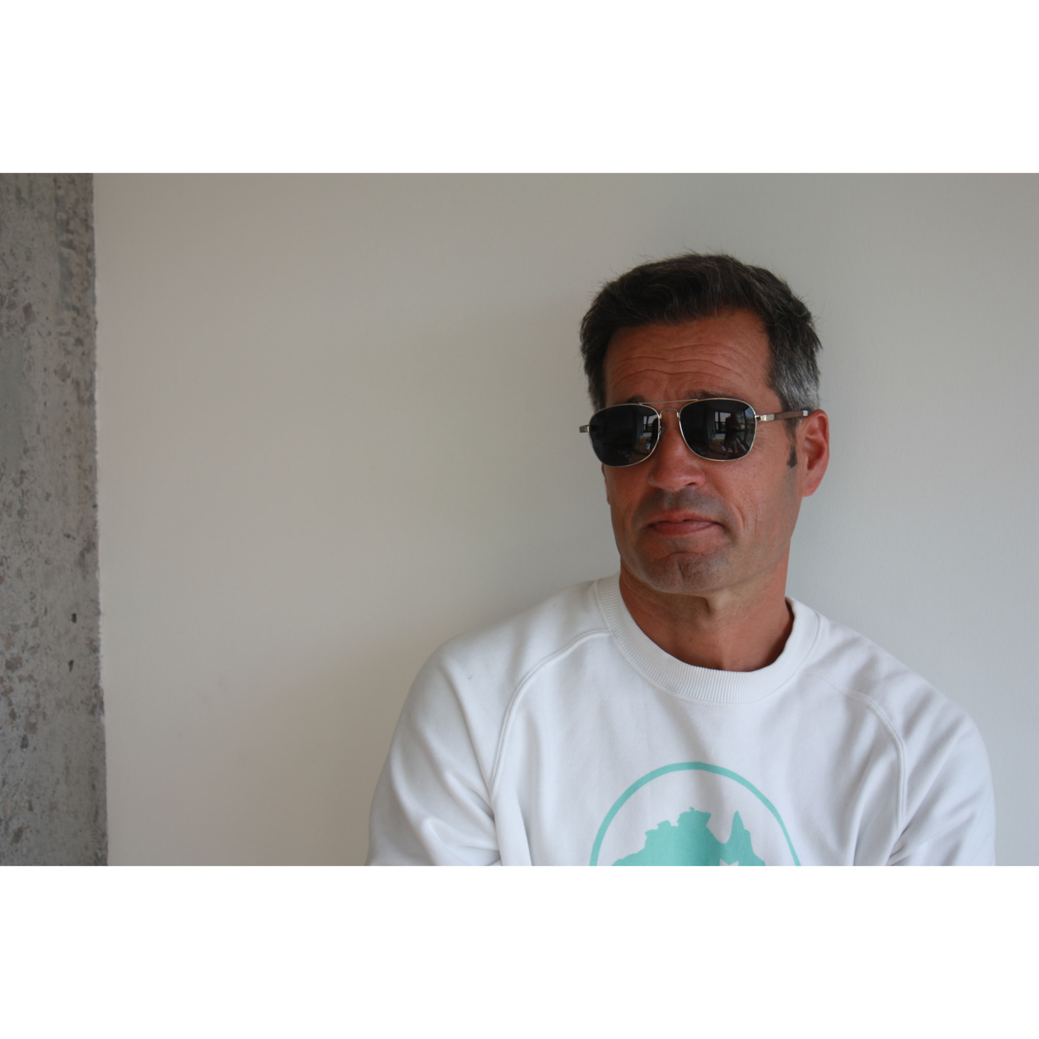 Gafas de sol OCEAN SORRENTO - De brazo de madera de peral azul oscuro con montura frontal de metal azul claro y plata brillante / Ahumada