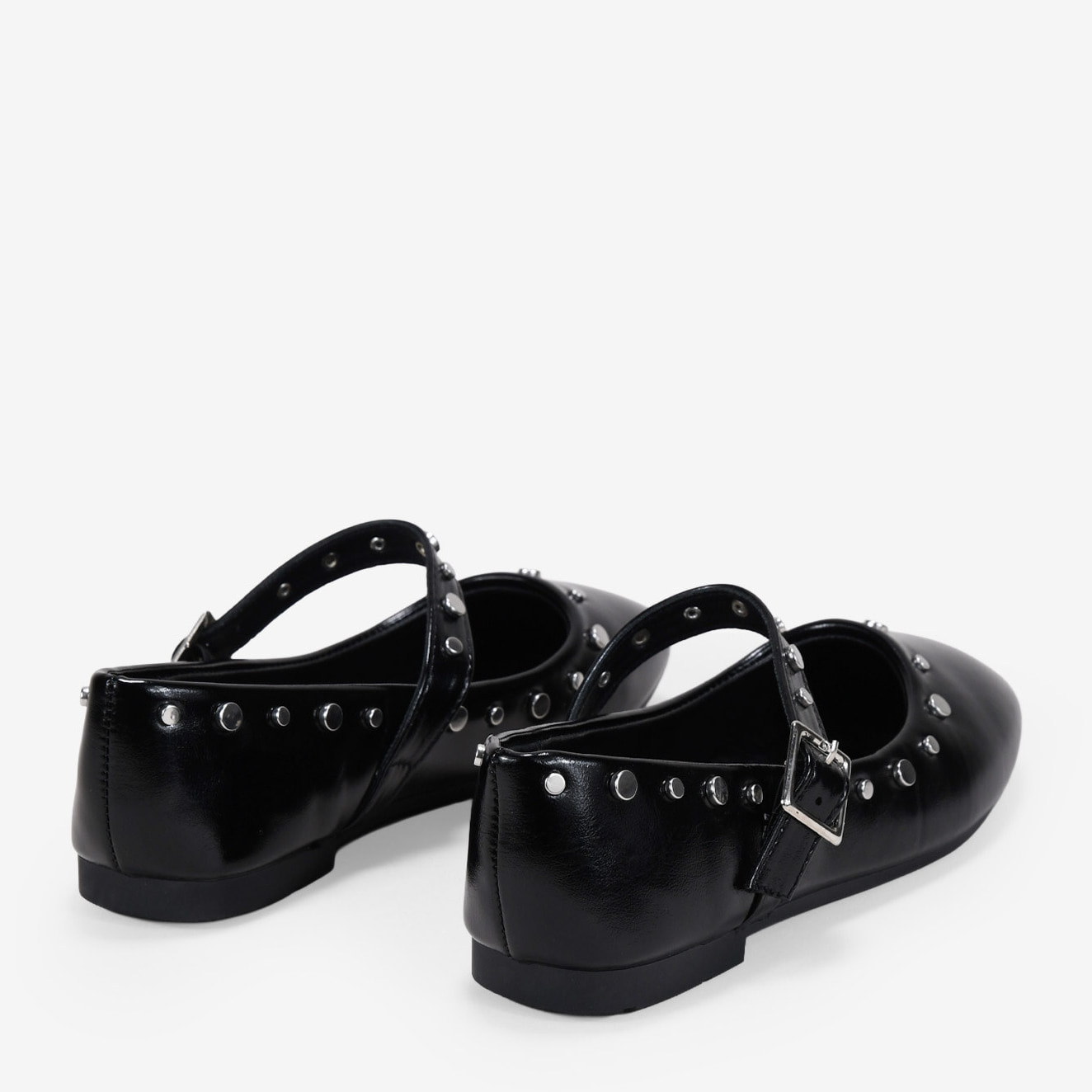 Bailarinas planas negras con tachas y hebilla
