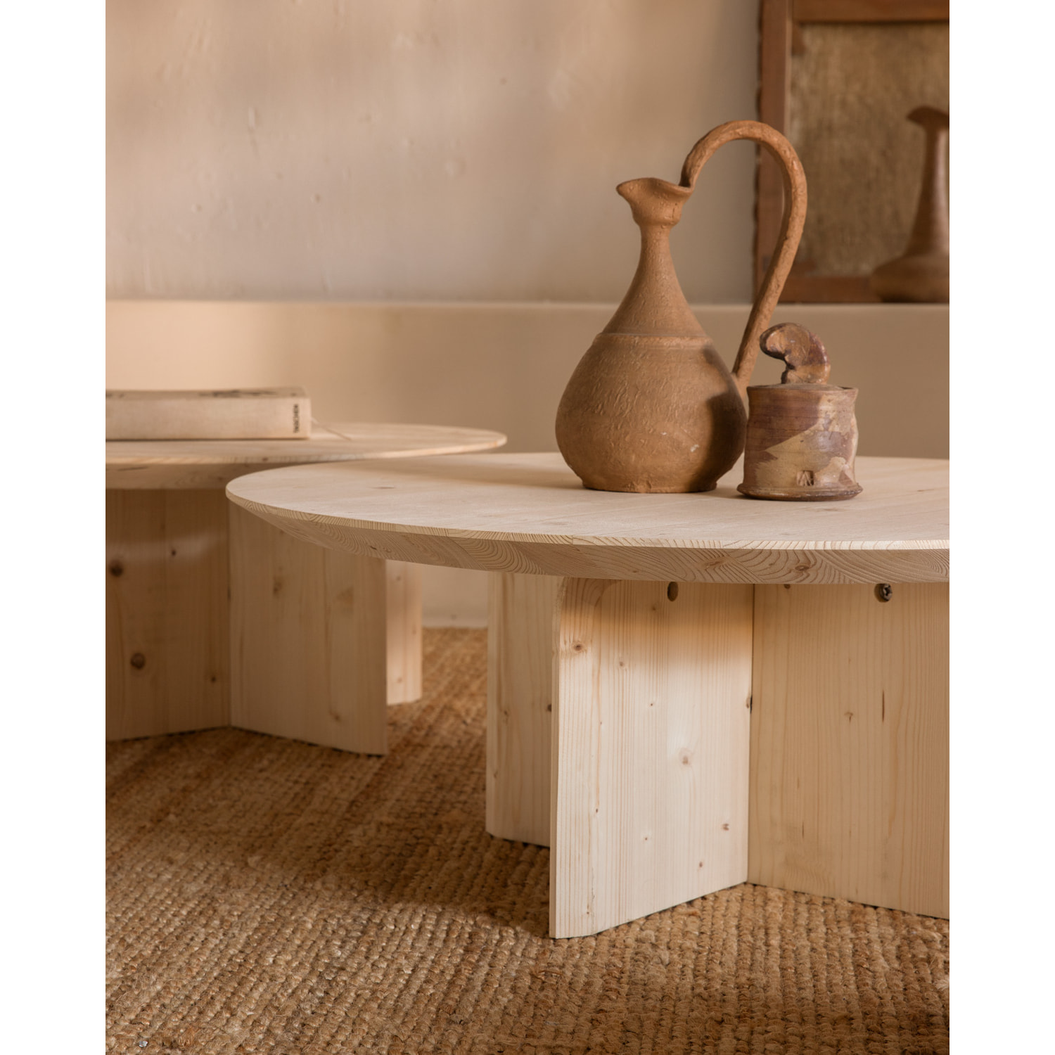 Table basse ronde en bois massif ton naturel en différentes tailles