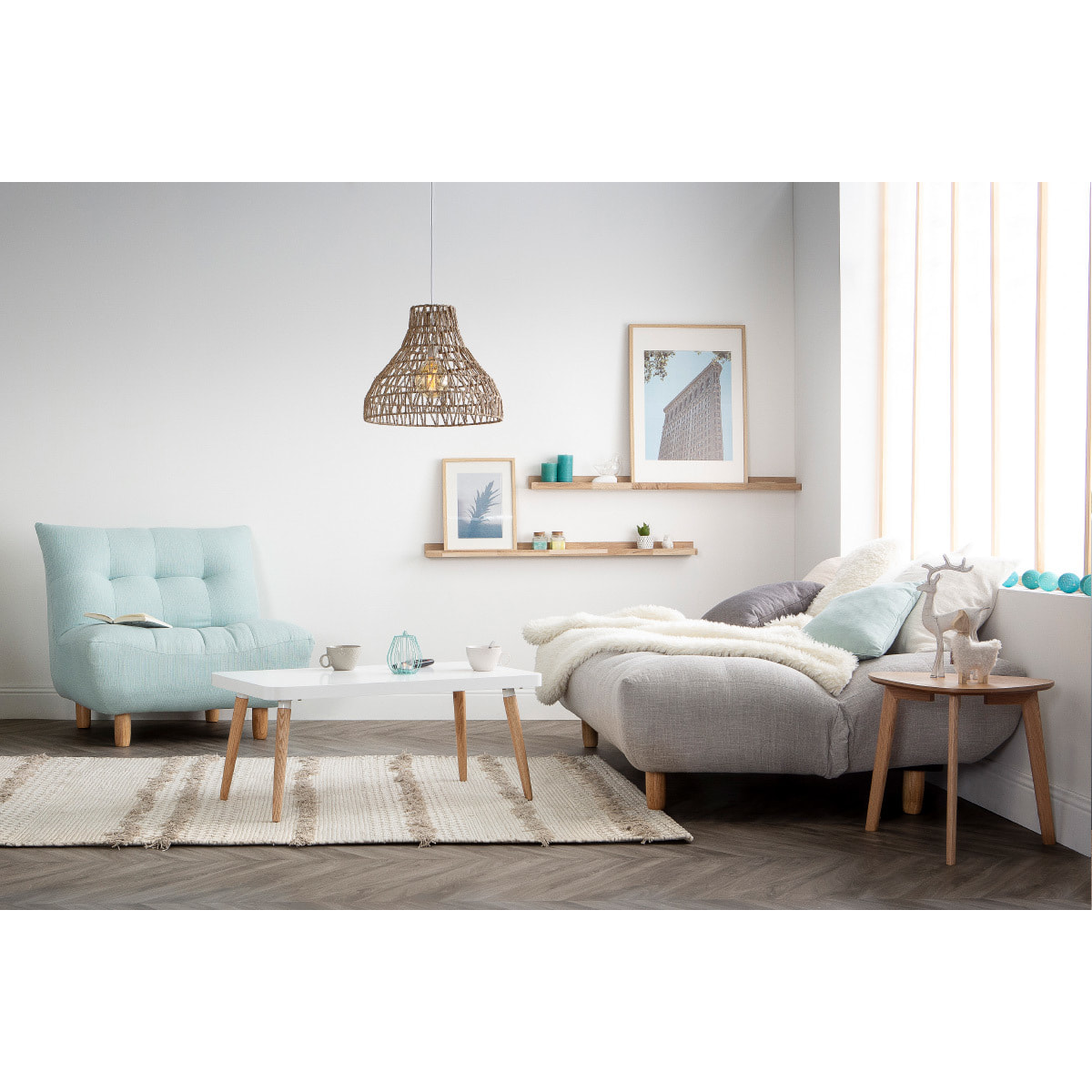 Canapé convertible scandinave 3 places en tissu gris clair et bois clair YUMI