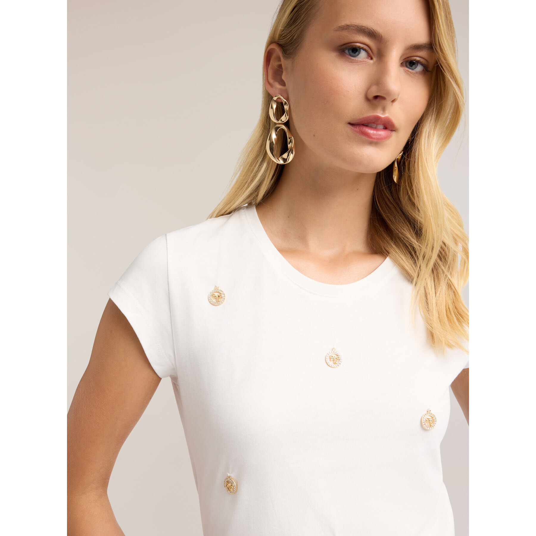 Motivi - T-shirt in cotone con charms - Bianco