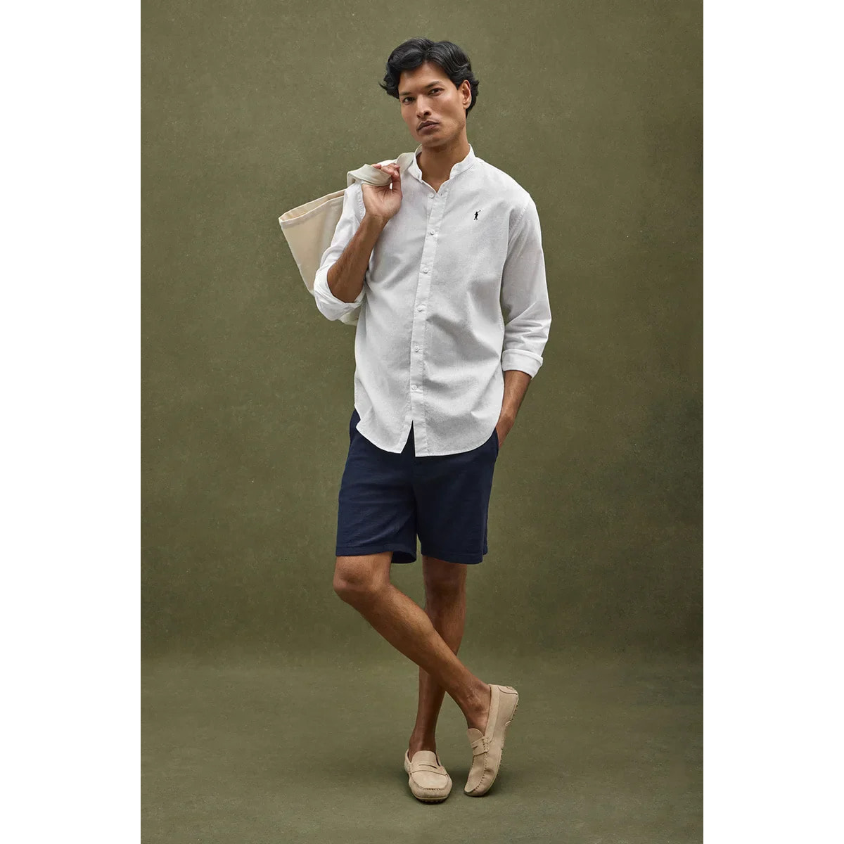 Camisa cotolino blanca con cuello mao, corte regular y bordado Rigby Go