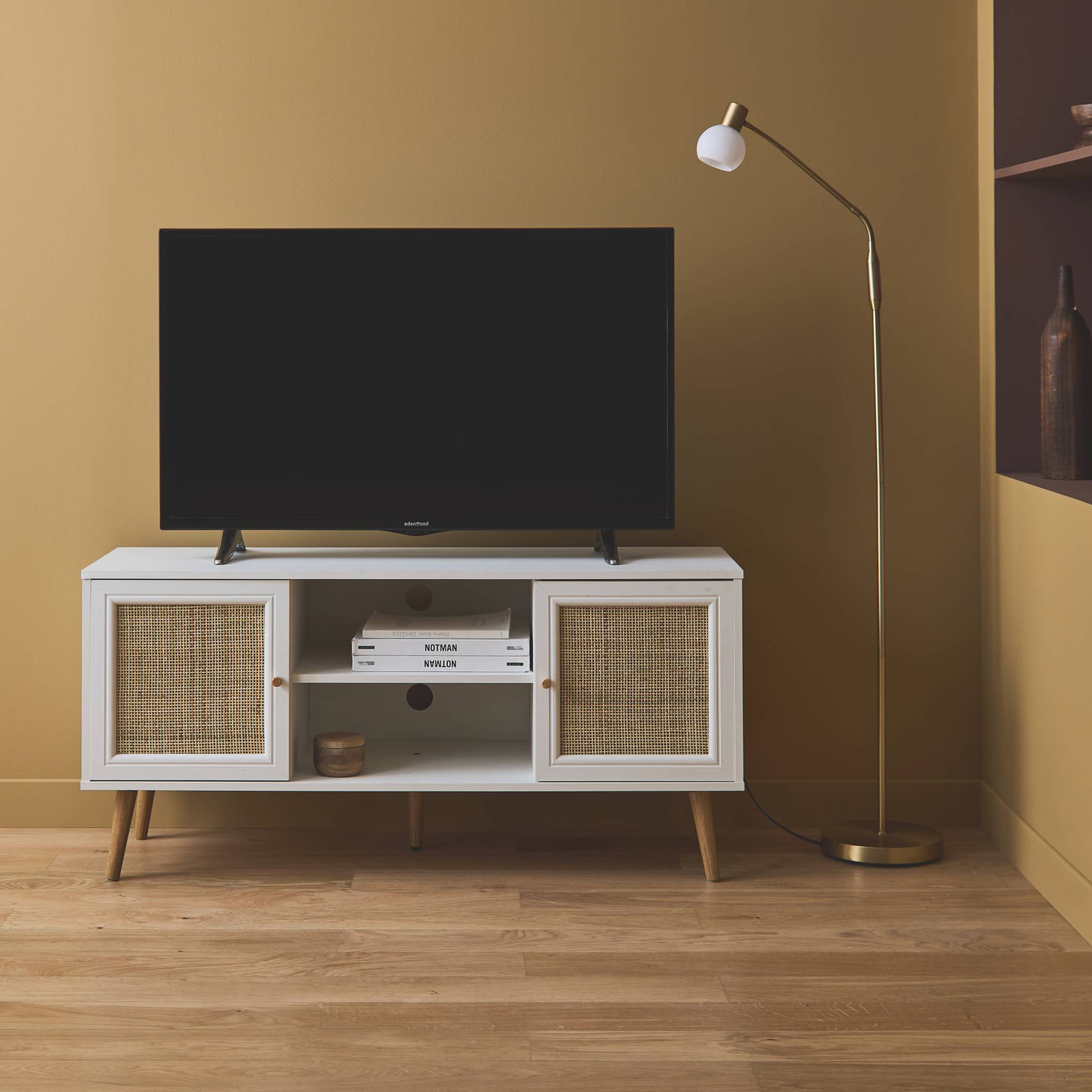 Meuble TV en cannage 120x39x56.5cm -  Bohème - Blanc. 2 niveaux. 2 étagères. 2 portes. pieds scandinaves