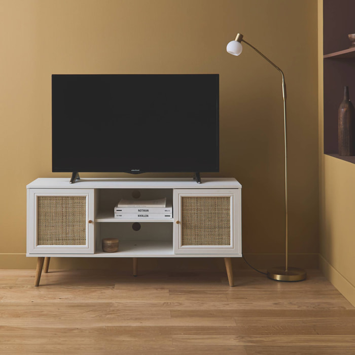 Meuble TV en cannage 120x39x56.5cm -  Bohème - Blanc. 2 niveaux. 2 étagères. 2 portes. pieds scandinaves