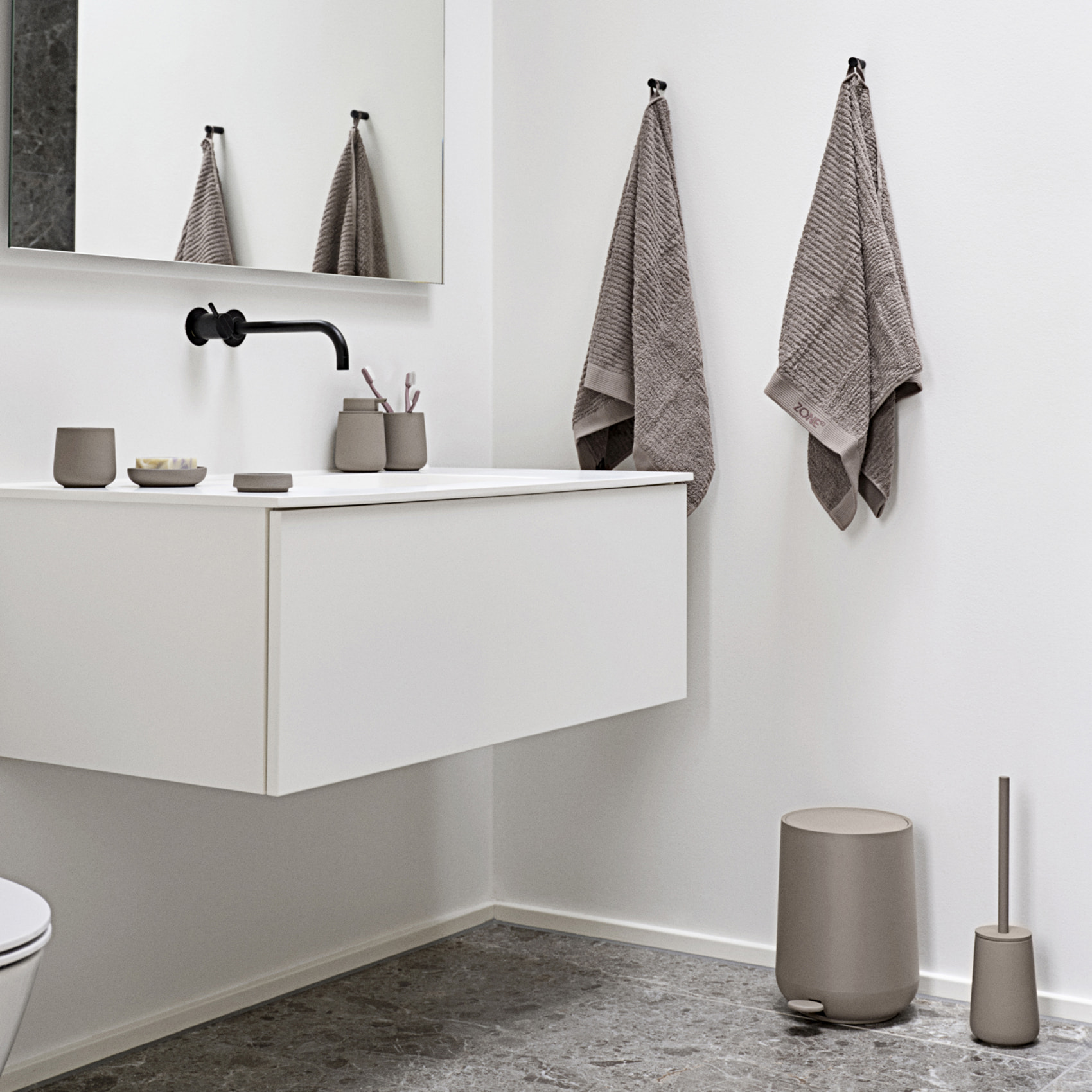 Brosse pour toilette en grès et acier - Taupe