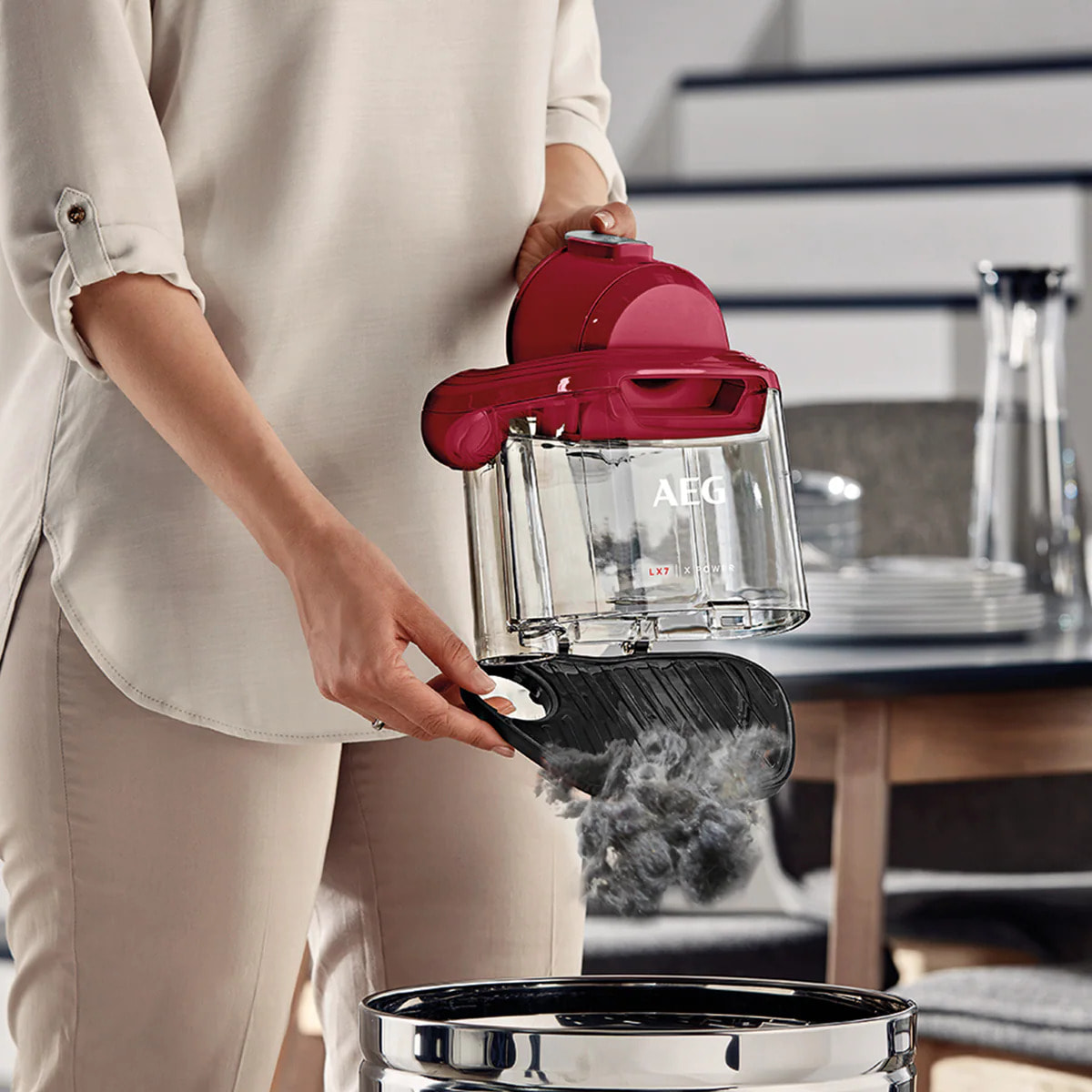 AEG Aspiradora sin bolsa LX7 de 750 W y 72 dB(A) LX7-2-CR-A | Reacondicionado