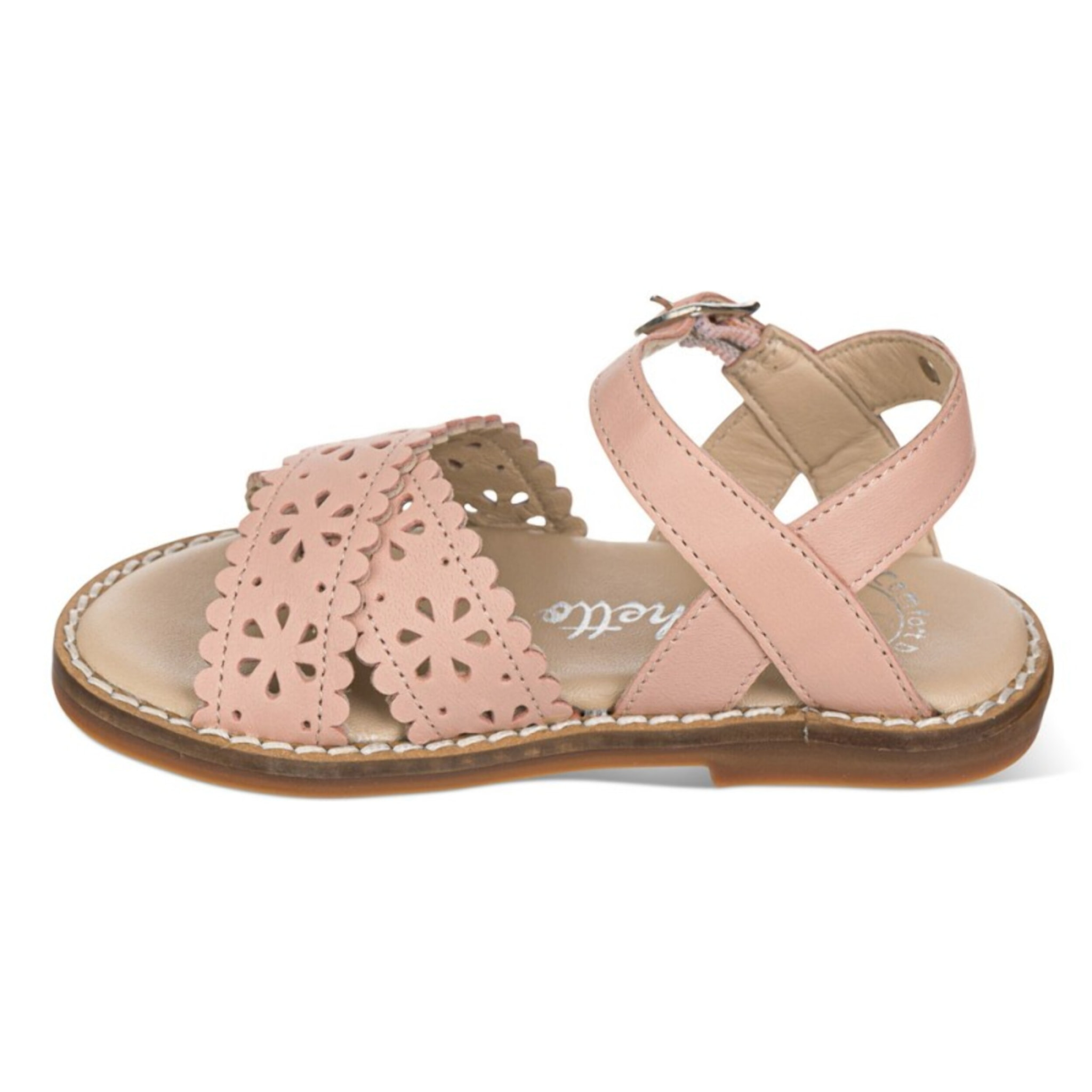 Sandalia en piel con picados en flores